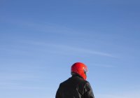 Motocycliste portant un casque rouge — Photo de stock