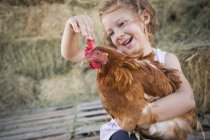 Mädchen hält Huhn — Stockfoto