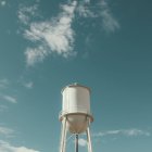 Белая водонапорная башня — стоковое фото