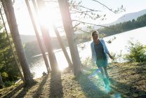 Жінка стоїть на березі озера — стокове фото