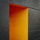 Блочная бетонная стена с дверью — стоковое фото