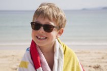 Хлопчик в сонцезахисних окулярах на пляжі — стокове фото