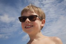 Хлопчик носити сонцезахисні окуляри . — стокове фото