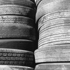 Neumáticos viejos del automóvil - foto de stock