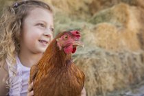 Девочка с курицей — стоковое фото