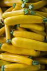 Mucchio di zucchine fresche — Foto stock