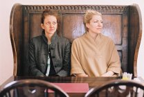 Frauen sitzen in traditioneller englischer Kneipe — Stockfoto