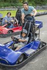 Kartfahren für Jungen und Männer — Stockfoto