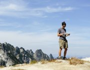 Турист на вершине горы — стоковое фото