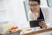 Mujer usando una tableta digital. - foto de stock