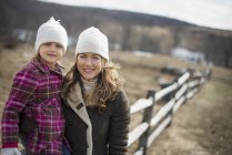 Frau und Mädchen auf dem Bauernhof — Stockfoto