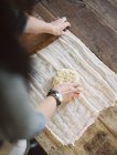 Mujer envolviendo pastelería fresca - foto de stock