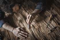 Homem trabalhando em uma madeira recuperada — Fotografia de Stock