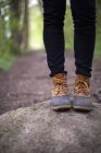 Mulher usando botas de caminhada — Fotografia de Stock