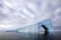 Iceberg sur l'eau de la baie de Baffin — Photo de stock