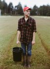 Junger Mann arbeitet an Land — Stockfoto