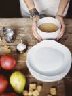 Pila de platos blancos y peras frescas - foto de stock