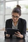 Mujer de negocios usando una tableta digital . - foto de stock