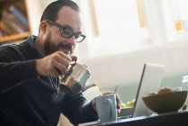 Бородатый мужчина пьет кофе . — стоковое фото