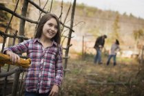 Молода дівчина на органічній фермі . — стокове фото