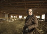 Bauer in einem Viehstall — Stockfoto