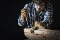 Hombre que trabaja en una madera recuperada - foto de stock