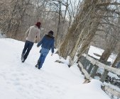 Pareja caminando en el paisaje de invierno - foto de stock