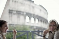 Women outside Colosseum in Rome. — Stock Photo
