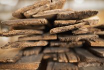 Куча переработанных переработанных древесных досок — стоковое фото