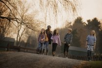 Gruppo di bambini che camminano lungo un sentiero — Foto stock