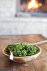 Salade verte feuillue dans un bol en bois — Photo de stock