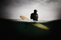 Surfista en tabla de surf en agua - foto de stock