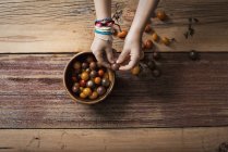 Ciotola con piccoli pomodori di vari colori — Foto stock