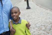 Junge mit Tasche neben seinem Vater — Stockfoto