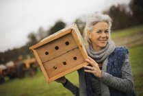 Femme tenant une boîte à insectes — Photo de stock