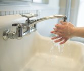 Garçon se laver les mains — Photo de stock