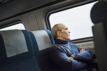 Пожилой человек в поезде — стоковое фото