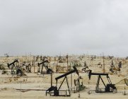 Нафтові установки і свердловини — стокове фото