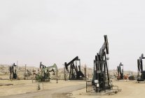Oil rigs and wells — Stock Photo