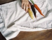 Persona che organizza carote fresche — Foto stock