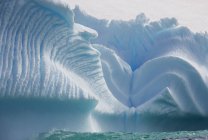 Iceberg le long de la péninsule Antarctique . — Photo de stock