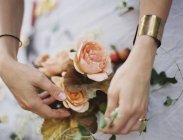 Жінка влаштовує свіжі квіти — стокове фото