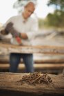 Mann arbeitet in einem sanierten Holzhof. — Stockfoto