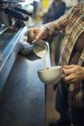 Чоловічий бариста робить каву — стокове фото