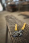 Paire de pinces sur planche de bois — Photo de stock