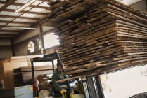Recuperação ambientalmente responsável num estaleiro de madeira . — Fotografia de Stock