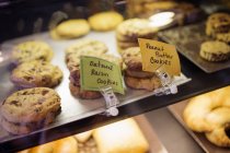 Biscuits et pâtisseries sur le comptoir — Photo de stock