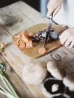 Persona che taglia verdure fresche — Foto stock