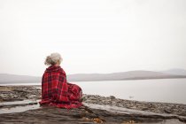 Woman looking out over the water — Stock Photo