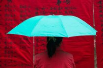 Donna sotto l'ombrello — Foto stock